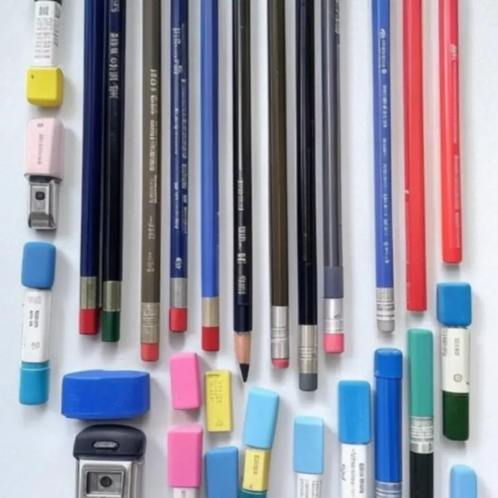 Zestaw ołówków i cienkopisów ułożonych na płasko